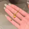Colar de Corrente para Clavícula com Pingente de Coração Escovado Dourado Usado Sensação de Alto Padrão Luxo Leve Temperamento de Nicho Colar Versátil para o Dia a Dia