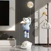 Fabricante Alemán Modelo Nuevo 2026 Adorno Oso Violento Lámpara Astronauta Grande de Pie para Sala de Estar Hogar Instalación Lateral en Mueble de TV