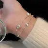 Pulsera de Doble Capa con Mariposa Única para Mujer, Exquisita Joyería de Perlas Redondas, Moderna Lujo Ligero con un Toque de Alta Gama, Accesorio Versátil
