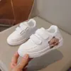 Tênis Infantil com Velcro 2026 Estilo Primavera Desenho de Golfinho Meninos Meninas Respirável Leve Superfície de Couro Solado Macio Tênis Esportivo
