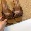 Sapatos Femininos de Couro Macio Confortáveis de Alto Valor Design de Nicho Verão 2026 Novos Sandálias Femininas de Moda com Salto Fino e Uma Tira