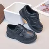 Zapatos de cuero negros puros para niños, nuevo estilo primavera y otoño 2026, zapatos de cuero para niños, zapatos planos de suela blanda, zapatos de vestir sencillos estilo británico para estudiantes