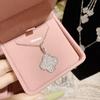 Collar irregular de hada súper brillante con borla de oro de 18 quilates y flor de cuatro hojas de la suerte de lujo con exquisito diamante de camelia