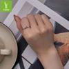 Fabricantes transfronterizos suministran un anillo de plata S925 con circonita brillante, un anillo para el dedo índice chapado en platino con un sabor femenino maduro.