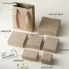 Caja de joyería de lujo ligero con asa de perla texturizada y diseño acanalado, textura de caja dura, adecuada para pendientes, pulseras y empaque de regalo; disponible en stock
