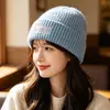 Gorro de punto bordado con letras retro marrón para mujer, otoño e invierno, circunferencia de cabeza grande, gorro que adelgaza la cara, gorro de lana para pareja