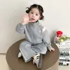 Conjunto casual de otoño para niñas con estampado de corazones, nuevo conjunto de dos piezas de moda para niños pequeños, con chaqueta con cremallera y cuello alto y pantalones largos