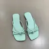 Temporada del Primer Encuentro: Sandalias de tanga planas amarillas de nicho con tiras finas, zapatos de hada para usar al aire libre, verano 2026, para combinar con una falda roja