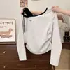 Camiseta de Manga Longa com Estampa de Laço Design Coreano Alça de Ombro Único para Mulheres Primavera e Outono Nova Versátil Look Emagrecedor Top
