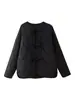ZR ofrece ventas al por mayor y transfronterizas de ropa de moda para mujer de estilo europeo y americano, incluyendo chaquetas acolchadas con adornos de lazo y prendas de abrigo ligeras.