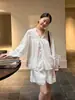 Roupa do Ensaio Fotográfico de Han Xun: Conjunto de Cardigan de Renda Patchwork Suave Estilo Francês + Shorts para Mulheres, Coleção de Verão 2026 26788