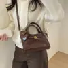2026 Retro Tendência Super Quente Couro Encerado Versátil Bolsa Feminina Transversal Nova Sensação de Outono Bolsa de Ombro de Cera de Óleo Moda Balde