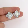 Brincos de Tarraxa Flor de Pérola Vazada Minimalista Agulha de Prata, Modernos, Luxo Leve, Elegantes, Delicados, Doces, Design Coreano de Nicho