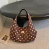La nueva bolsa de mano grande de lunares estilo coreano de Shuai Mijia, un bolso de hombro casual y versátil para el trabajo, con un diseño relajado y elegante, perfecto para llevar debajo del brazo.