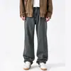 Ropa para Hombre Maple House / Colección Otoño/Invierno 2026: Jeans versátiles, de corte holgado, pierna ancha y corte recto que favorecen la figura y son adecuados para todas las formas de pierna