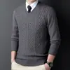 Suéter masculino novo de outono e inverno com gola V, espesso, quente, moda, jacquard retrô, suéter de negócios, camisa base masculina