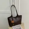 Bolsa tote casual simples transfronteiriça, grande capacidade, novo modelo feminino 2026, bolsa de ombro portátil para o dia a dia, bolsa de axila de alta qualidade