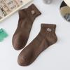 Calcetines de hombre de color liso para primavera y verano calcetines deportivos letras bordadas cintura calcetines de algodón de color liso blanco y negro calcetines de tubo corto para hombre