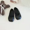 Sapatos de Couro para Meninas Primavera e Outono 2024 Novo Estilo Coreano Superfície Macia Sola Macia Sapatos Slip-on de Princesa Sapatos Infantis