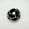 Nuevo Broche de Camelia Bloqueado por Color de 7.5 cm con un Diseño de Lujo Ligero de Alta Gama, Broche de Flor de Tela al por Mayor