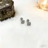 Brincos Minimalistas de Luxo Leve para Mulheres, Aço Titânio Banhado a Ouro 18K, Brincos Borboleta Face Sorridente com Pedras Preciosas Coloridas, Estilo de Nicho Versátil e Fashion