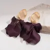 Brincos de Franja de Pétalas de Rosa Acrílicas Cruzadas com Agulha de Aço Moda Exagerada Europeia e Americana Brincos Longos Elegantes para Mulheres
