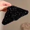 Pinza para el pelo de tiburón en forma de corazón, simple y elegante, para cabello fino, accesorio de pelo estiloso en color café, nueva pinza de garra de felpa 2026 para mujer