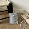Nova bolsa vertical estilo chinês para mulheres, nova coleção de verão 2026, bordada, casual, adequada para o dia a dia, moderna, elegante e projetada como uma bolsa de ombro para carregar um celular