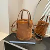 Bolsa Saco Nova de Imitação de Pelo de Vison Japonesa e Coreana para Outono e Inverno, Bolsa de Mão de Pelúcia Moderna e Versátil, Bolsa de Ombro Único Transversal com Design de Nicho