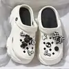 Sapatos Buraco Negro femininos verão 2023 novo estilo celebridade da internet sola grossa aumento de altura bico fechado praia antiderrapante sandálias femininas