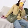 Bolso de Lona Bordado Ins para Mujer, Bolso de Hombro Simple para Estudiante, Nuevo Bolso Cruzado de Lona de Gran Capacidad Primavera y Verano 2026