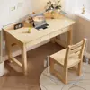 Conjunto de mesa de estudo e cadeira em madeira maciça, projetado para estudantes, apresentando um estilo moderno e minimalista, adequado para crianças, alunos do ensino fundamental e alunos do ensino médio.