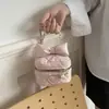 Bolso Pequeño con Lazo de Diseño de Nicho para Mujer 2026 Nuevo Estilo Bordado Acolchado Bolso de Cadena Bolso de Hombro para Chica Elegante Moderno