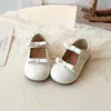 Zapatos de piel para niña, verano 2025, nuevo estilo coreano, moda infantil, zapatos de princesa con lazo, zapatos individuales para bebé con suela suave