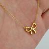 Collar japonés y coreano de venta caliente con lazo simple de acero de titanio para mujer, diseño fresco y dulce, chapado en oro, cadena para clavícula que no se desvanece, venta al por mayor