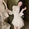 Elegante vestido branco de tule com mangas sino, botões e pregas para mulheres, estilo outono, acinturado, vestido curto com babados
