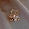 Broche de hoja de albaricoque con incrustaciones de perla, estilo nicho, a prueba de luz, para ropa de mujer, exquisitos accesorios de alta gama, nuevo estilo