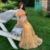 Impresionante conjunto de top corto con estampado floral sin hombros y falda larga para mujer, perfecto para un look chic de vacaciones en la playa