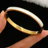 Venda Quente Transfronteiriça Impermeável Resistente ao Desbotamento Aço Titânio Conjunto de Pulseiras de Flor Levemente Luxuoso High-End Moda Versátil Banhado a Ouro 18K