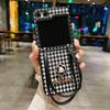 Adequado para Samsung ZFlip5 Capa de telefone dobrável xadrez com alça de pulso de corrente portátil de pérola Capa de couro para PC Capa protetora
