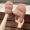 Talla 34~42, pantuflas peludas blancas de moda con una correa y suela gruesa para mujer, para usar al aire libre en verano, nuevas pantuflas de algodón versátiles 2024