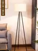 Lámpara de pie minimalista de lujo estilo italiano para la sala de estar junto al sofá, lámpara de mesita de noche de alta gama artística triangular para la ambientación del dormitorio