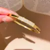Brazalete Abierto de Doble Capa de Circonita Super Brillante Europeo y Americano, Pulsera de Lujo Ligero de Alto Nivel y Temperamento, Joyería de Mano Retro Exquisita de Nicho para Mujeres
