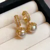 Pendientes de Encaje de Zirconia con Baño de Oro Real y Perla Estilo Retro Francés Simples Versátiles Pendientes de Lujo Ligero de Gama Alta para Mujer