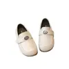 Zapatos de cuero estilo británico retro para niñas, nuevo modelo primavera y otoño 2026, mocasines versátiles para niños pequeños y niños pequeños