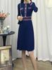 Vestido de punto ligero de lujo de alta calidad estilo Chanel francés con diseño de costuras de color en contraste y elegante falda de línea A con cuello redondo.