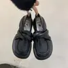 Zapatos de mujer de cuero con suela gruesa estilo francés, nuevo modelo de otoño 2026, populares en línea, cómodos mocasines sin cordones con correas, estilo británico