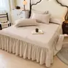 Faldón de cama de franela 100% algodón Oculta imperfecciones con borde de volantes Juego de colcha de algodón puro engrosado Juego de tres piezas de sábanas Funda antideslizante Universal para todas las estaciones