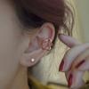 Clip para oreja con diseño de flor irregular bañado en plata S925, sencillo y combinable, elegante y de alta gama.