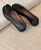 Versão em couro bovino~sapatilhas plissadas para mulheres, sapatilhas tabi com bico dividido, sapatos de porco de boca rasa, sapatos pequenos de couro sem cadarço